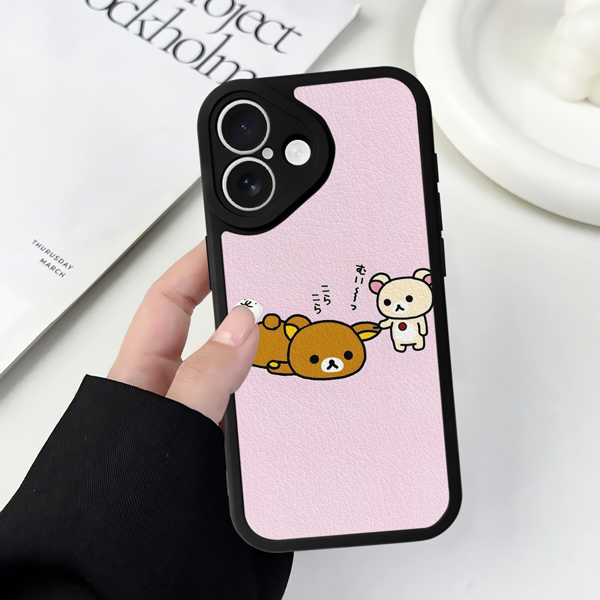 （画像用） リラックマ リラックマ キイロイトリ Rilakkuma Korilakkuma Kiiroitori 【iPhone 16シリーズ対応】シリコンスマホケース（レザー調） 材質：シリコン
